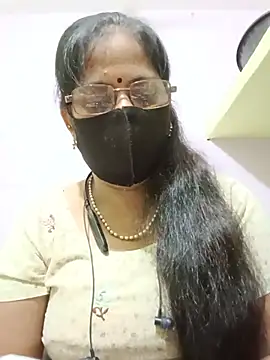 Snapshot of SEEMA_012 chatting on June 24, 5:28 am SEEMA 012 online show from June 24, 5:28 am