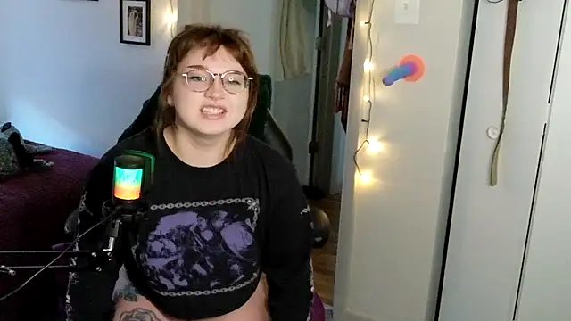 Snapshot of quinniecat chatting on April 8, 11:27 pm quinniecat online show from April 8, 11:27 pm