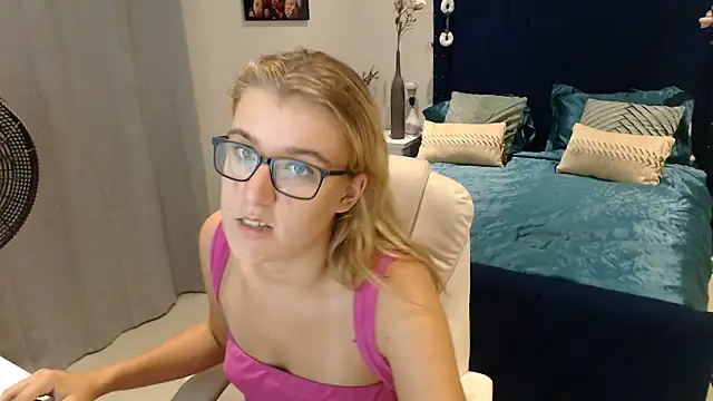Snapshot of Yennyloves chatting on July 25, 12:20 am Yennyloves online show from July 25, 12:20 am