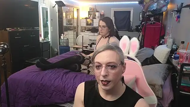 Snapshot of PolyCircus chatting on April 22, 3:53 am PolyCircus online show from April 22, 3:53 am