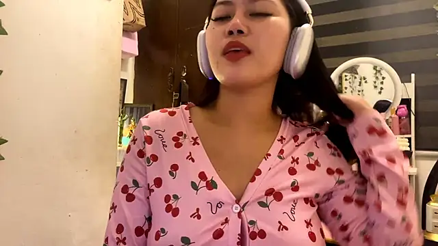 GlindaDejardin online show from May 18, 5:52 pm