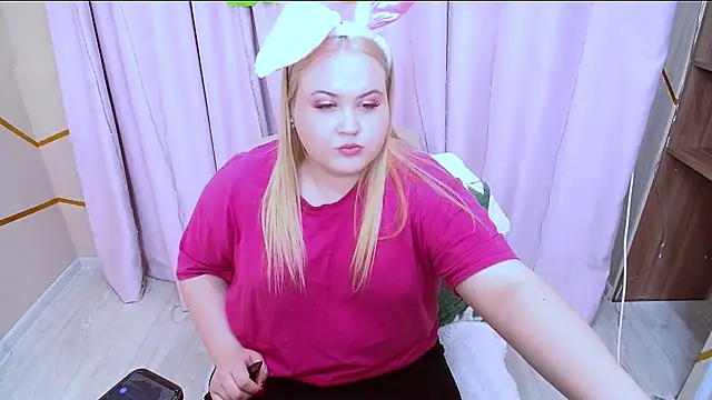 Snapshot of BlondeGlem chatting on April 5, 7:49 am BlondeGlem online show from April 5, 7:49 am