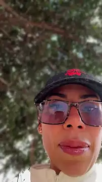 Snapshot of AlmaSajor_ chatting on June 17, 8:32 pm AlmaSajor online show from June 17, 8:32 pm