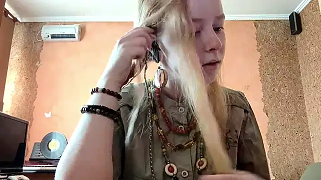 Snapshot of KateVibe_01 chatting on April 14, 11:22 pm KateVibe 01 online show from April 14, 11:22 pm