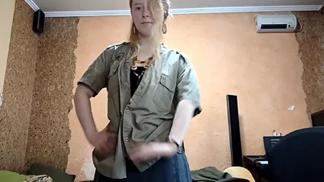 Snapshot of KateVibe_01 chatting on April 21, 2:51 am KateVibe 01 online show from April 21, 2:51 am