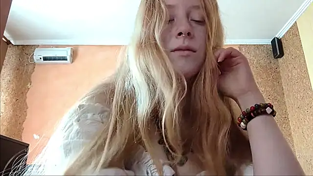 Snapshot of KateVibe_01 chatting on May 19, 11:22 pm KateVibe 01 online show from May 19, 11:22 pm