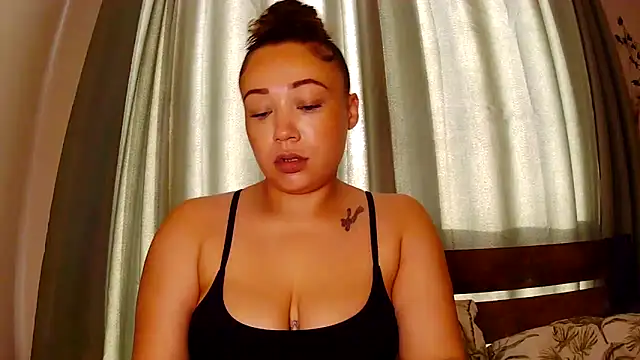 Snapshot of Theone_T chatting on June 19, 6:18 am Theone T online show from June 19, 6:18 am