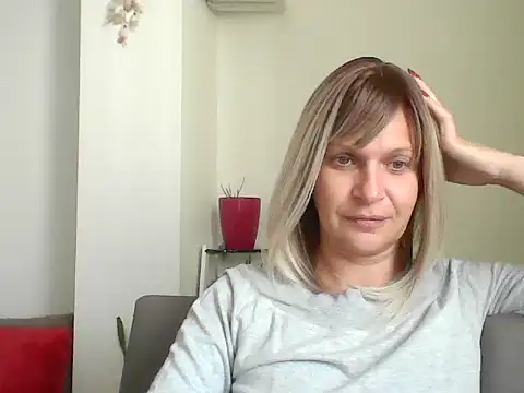 Snapshot of SweetLilTrouble chatting on April 28, 11:26 am SweetLilTrouble online show from April 28, 11:26 am