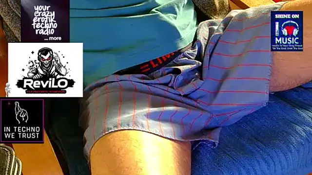 Snapshot of OllyFummler chatting on April 6, 6:14 am OllyFummler online show from April 6, 6:14 am