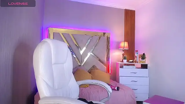 Snapshot of Ashley__Parker chatting on April 8, 8:31 pm Ashley Parker online show from April 8, 8:31 pm