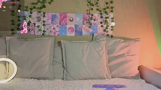 Snapshot of LunaNyanmi chatting on April 11, 9:02 am LunaNyanmi online show from April 11, 9:02 am