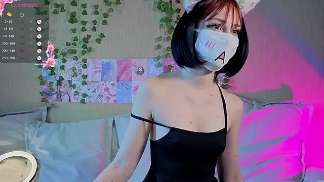 Snapshot of LunaNyanmi chatting on April 15, 9:49 am LunaNyanmi online show from April 15, 9:49 am