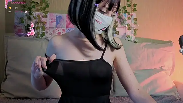 Snapshot of LunaNyanmi chatting on May 30, 12:24 pm LunaNyanmi online show from May 30, 12:24 pm