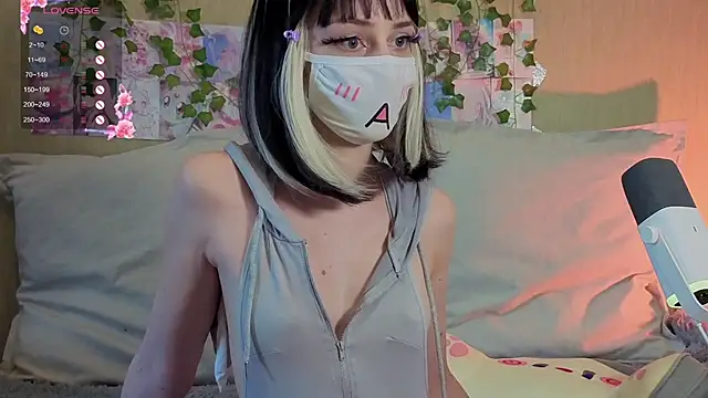 Snapshot of LunaNyanmi chatting on May 31, 1:18 pm LunaNyanmi online show from May 31, 1:18 pm