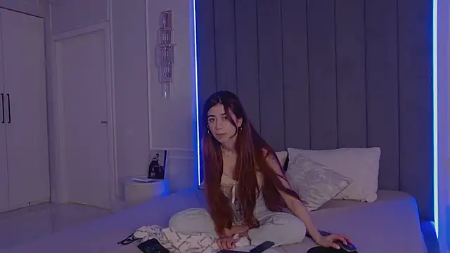 Snapshot of CarolineCox chatting on April 8, 3:01 pm CarolineCox online show from April 8, 3:01 pm