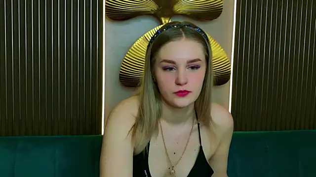Snapshot of Molly_Voses chatting on April 24, 8:44 pm Molly Voses online show from April 24, 8:44 pm