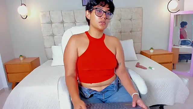 Snapshot of roxy_sweet18 chatting on April 7, 8:53 pm roxy sweet18 online show from April 7, 8:53 pm