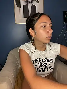 Snapshot of DulceLatinaxo chatting on April 28, 2:27 am DulceLatinaxo online show from April 28, 2:27 am