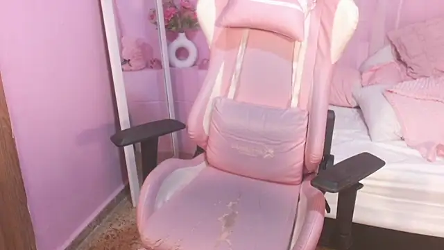 Snapshot of meganlust1 chatting on June 15, 9:17 pm meganlust1 online show from June 15, 9:17 pm