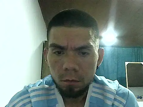 Snapshot of thomas2wood chatting on April 16, 2:01 am thomas2wood online show from April 16, 2:01 am