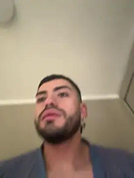 Snapshot of Alexander_Diazz chatting on May 29, 9:35 pm Alexander Diazz online show from May 29, 9:35 pm