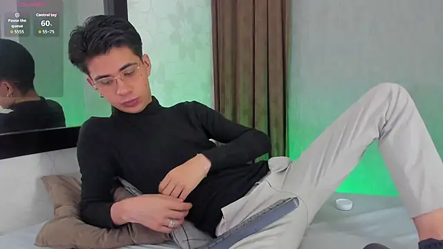 Snapshot of youn_rider chatting on April 23, 7:27 pm youn rider online show from April 23, 7:27 pm