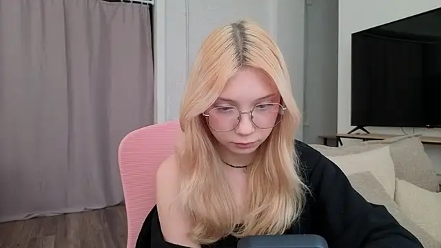 Snapshot of vielleee chatting on May 9, 3:45 am vielleee online show from May 9, 3:45 am