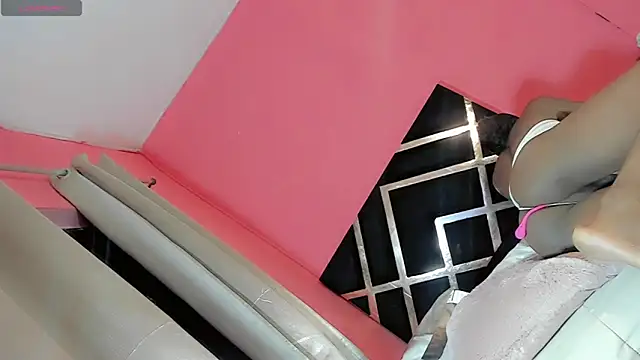 Snapshot of liyenpain01_ chatting on April 11, 7:45 am liyenpain01 online show from April 11, 7:45 am