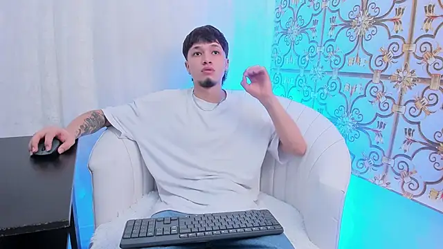 Snapshot of NewDannii chatting on April 8, 12:38 pm NewDannii online show from April 8, 12:38 pm