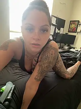 Snapshot of Tattedphoenix chatting on May 1, 2:32 pm Tattedphoenix online show from May 1, 2:32 pm