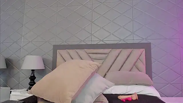 Snapshot of EvonnyMilk chatting on April 14, 4:18 am EvonnyMilk online show from April 14, 4:18 am