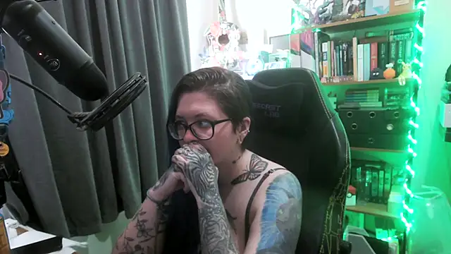 CaptivatedTate online show from April 9, 2:22 am