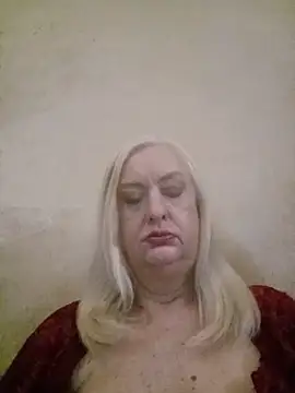 Snapshot of Julia20X chatting on June 18, 9:58 am Julia20X online show from June 18, 9:58 am
