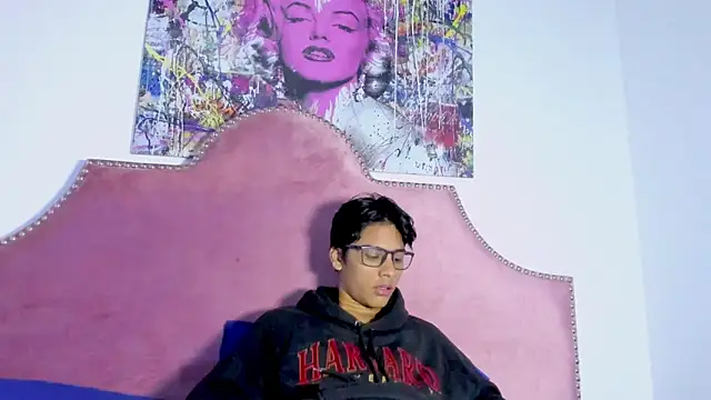 Snapshot of LiamKron chatting on April 21, 11:27 am LiamKron online show from April 21, 11:27 am