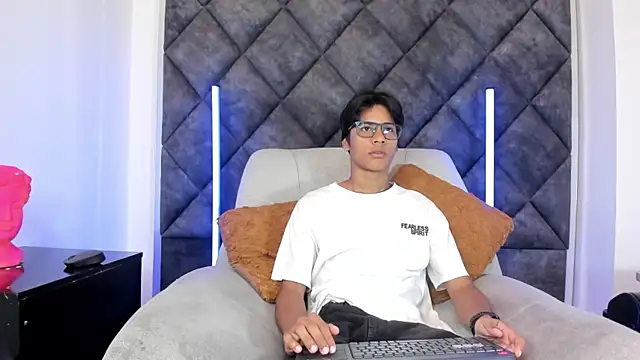 Snapshot of LiamKron chatting on May 6, 11:15 am LiamKron online show from May 6, 11:15 am