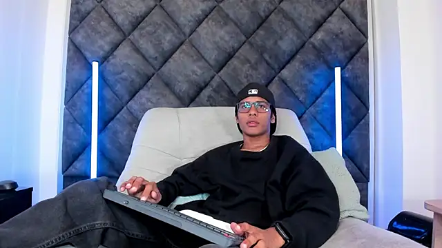 Snapshot of LiamKron chatting on May 12, 11:51 am LiamKron online show from May 12, 11:51 am