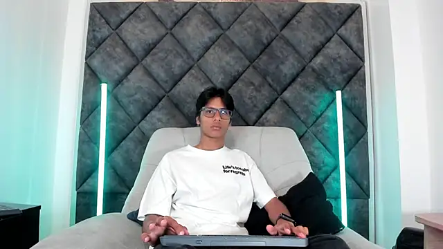 Snapshot of LiamKron chatting on May 16, 10:36 am LiamKron online show from May 16, 10:36 am