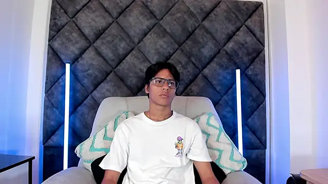 Snapshot of LiamKron chatting on May 25, 11:16 am LiamKron online show from May 25, 11:16 am