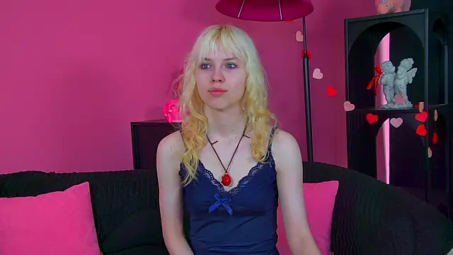 Snapshot of HannahHollis chatting on June 13, 6:11 am HannahHollis online show from June 13, 6:11 am