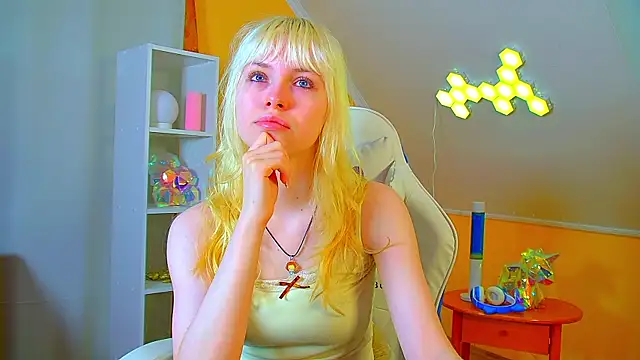 Snapshot of HannahHollis chatting on July 15, 6:07 am HannahHollis online show from July 15, 6:07 am