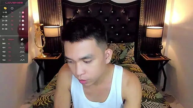 Snapshot of AsianRoman_Grey chatting on June 6, 4:33 pm AsianRoman Grey online show from June 6, 4:33 pm