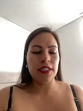 Snapshot of MIA_ROSSEEE chatting on June 24, 7:35 pm MIA ROSSEEE online show from June 24, 7:35 pm