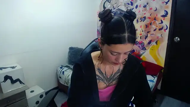 Snapshot of Lucia_evans21 chatting on April 21, 2:04 am Lucia evans21 online show from April 21, 2:04 am