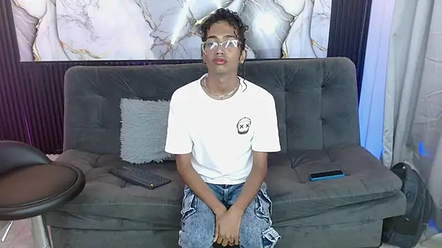 triiangel latinboy online show from April 11, 1:32 am