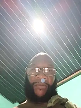 Snapshot of goodloveboss chatting on April 15, 5:47 am goodloveboss online show from April 15, 5:47 am