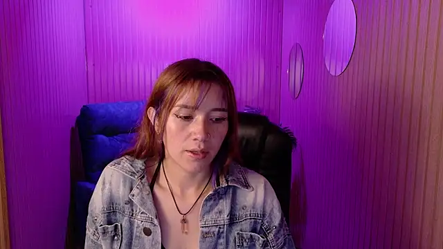 Snapshot of Emily_Cherry_ chatting on May 2, 2:11 pm Emily Cherry online show from May 2, 2:11 pm
