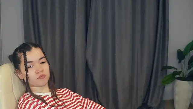 ShanaYock online show from April 12, 1:38 pm