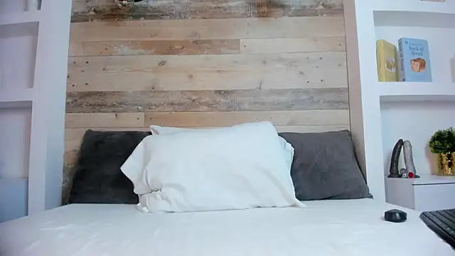 jade spinters online show from April 14, 2:12 pm