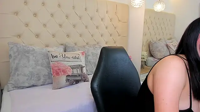 luna bloomm  online show from April 18, 4:49 am