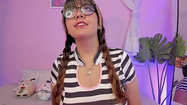 Snapshot of honey_m00n chatting on April 25, 5:54 pm honey m00n online show from April 25, 5:54 pm